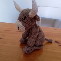 Highland cow. Amigurumi, Crochet, To, and Design project by christine_yeomans - 03.02.2025