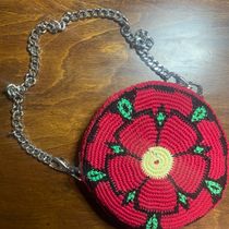 Lancaster Rose Circular Tapestry Purse. Accessor, Design, DIY, Pattern Design, Fiber Arts, Crochet, and Textile Design project by Charlene - 03.07.2025