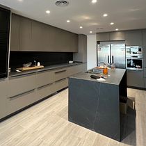 Cocina abierta Ein Projekt aus dem Bereich Dekoration von Innenräumen, Innenarchitektur, Innenarchitektur, Innendesign und Raumgestaltung von b_duro - 09.03.2025