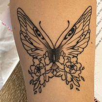 Mariposa / Peonías. Un progetto di Design di tatuaggi di Cristian Manuel Bravo Salazar - 14.03.2025