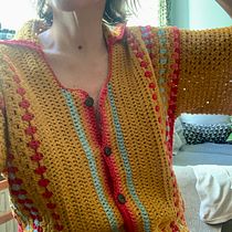 Granny sqare shirt. Un proyecto de Crochet, DIY, Diseño de moda y Diseño textil de mereczola - 19.03.2025