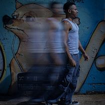 O Peso do Tempo. Color Theor, Digital Photograph, Lifest, le Photograph, Outdoor Photograph, Photographic Composition, Photographic Lighting, Photograph, Self-Portrait Photograph, and Studio Photograph project by Edigleison Barbosa - 03.27.2025