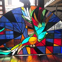 Vitral Quetzal. Un proyecto de Diseño de complementos, Artesanía, Decoración de interiores y Bellas Artes de verde.vazquez.wifoes - 31.03.2025
