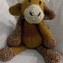 Highland cow. Amigurumi, Arts, Crafts, Crochet, Fiber Arts, Textile Design, To, and Design project by mairaforesti - 03.31.2025