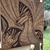 Pyrography Dragon Plaque on Lime Wood. Projekt z dziedziny Craft, Trad, c, jna ilustracja i Obróbka drewna użytkownika Martin Oxby - 01.04.2025