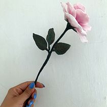 Mi primera Rosa. Un progetto di Artigianato, DIY, Design floreale e vegetale e Scultura di Fernanda del Río - 01.04.2025