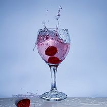 Fotografía de producto splash. Art Direction, Photograph, Photograph, Post-production, Product Photograph, Studio Photograph, Fine-Art Photograph & Interior Photograph project by Derat Nunoi Photography - 04.06.2025