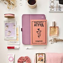 Flat pinky lay. Projekt z dziedziny Fotografia c, frowa,  Fotografia lifest, le, Fotografia na Instagram, Instagram, Marketing treści, Marketing na Instagramie, Marketing mobiln i Portale społecznościowe użytkownika Alexandra Vasileva - 07.04.2025