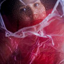 Red. Un projet de Photographie numérique, Photographie artistique, Photographie, Postproduction photographique, Photographie de portrait , et Photographie de studio de Renata Kaman - 10.04.2025