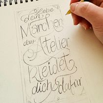 Kreidekunst mit Charakter – Handgelettertes Statement auf Schiefer. Un proyecto de H, lettering, Lettering, Diseño tipográfico y Tipografía de jasminsipahi - 14.04.2025