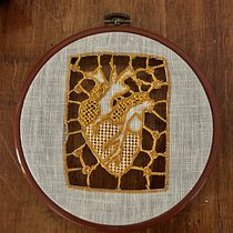 encaje bordado con aguja. Un projet de Création d'accessoires, Broderie, Art textile , et Design textile de Ana Quevedo - 14.04.2025