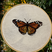 Mariposa monarca bordada con técnica realista. Bordado, Ilustração tradicional, e Design têxtil projeto de Berenice Alvarez - 15.04.2025