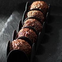 low light food photography. Color Theor, Digital Photograph, Lifest, le Photograph, Outdoor Photograph, Photographic Composition, Photographic Lighting, Photograph, Self-Portrait Photograph, and Studio Photograph project by cakencakes - 04.16.2025