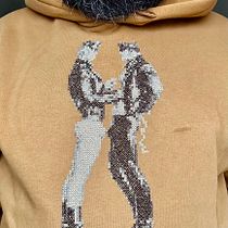Moletom bordado em ponto-cruz com efeito fotográfico. Un projet de Broderie, Art textile , et Design textile de Marco Nunes - 23.04.2025