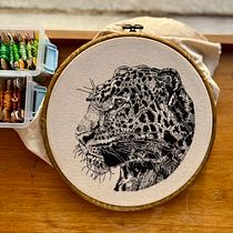 Jaguar de hilo negro . Desenho, Bordado, Tecido, Ilustração tradicional, Desenho realista, e Design têxtil projeto de maduburga - 25.04.2025