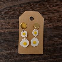 Huevos fritos. Accessor, Design, Arts, Crafts, DIY, Jewelr, and Design project by mainaclay - 05.01.2025