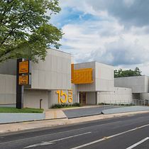 Escola 15 de Outubro. Photograph, Architectural Photograph, Interior Photograph, and Commercial Photograph project by Lucas Ferreira - 05.02.2025