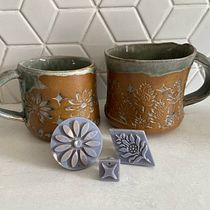 Handbuilt mugs with resin stamps used for texture. Artesanato, Cerâmica, Decoração de interiores, DIY, e Artes plásticas projeto de Renée Alcala - 03.05.2025