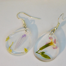 Pendientes con flores en resina. Business, Digital Marketing, E-commerce, and Marketing project by anacobaslopez - 05.03.2025