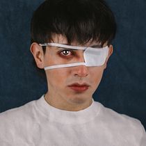 ojo herido, alma rota. Studio Photograph, Portrait Photograph, Photograph, Post-production, Fine-Art Photograph, Photo Retouching, Photomontage, and Self-Portrait Photograph project by Luis Sóval - 05.08.2025