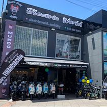Moto a gasolina vs. motor eléctrico. Un proyecto de Fotografía digital, Instagram, Marketing, Fotografía con móviles, Fotografía, Redes Sociales y Vídeo de Jaime Rivera - 13.05.2025