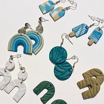 Muted palette polymer clay earrings. Design de acessórios, Artesanato, DIY, e Design de joias projeto de kaitlyn - 14.05.2025