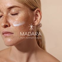 Madara Cosmetics. Een project van  Br, ing en identiteit, Digitaal ontwerp, Grafisch ontwerp y Logo-ontwerp van bettina.fernandez9 - 14.05.2025