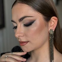 Maquillaje glam con eyeliner. . Un proyecto de Dirección de arte, Diseño de moda, Fotografía de moda, Cine, vídeo, televisión y Maquillaje de cintirodriguez2207 - 14.05.2025