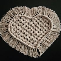 Tapete corazón. Un proyecto de Decoración de interiores, Diseño de complementos, Diseño de interiores, Macramé, Tejido y Diseño textil de Tatiana Polito - 14.05.2025
