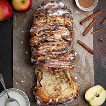 Cinnamon apple loaf. Un proyecto de Fotografía gastronómica, Food St, ling				 y Fotografía de andrea.de.leon.fajardo - 19.05.2025