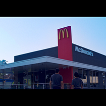 Replanteo de color comercial McDonald's Ein Projekt aus dem Bereich Farbausbesserung, Kino, Video und TV, Bildbearbeitung, TV, Video und Videobearbeitung von Aquiles Fernandez - 21.05.2025