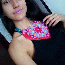 Collar de  corazón con pedrería . Un proyecto de Bordado, Diseño de moda, Pintura, DIY, Upc, cling y Diseño textil de Marah Lucia Tovar Ortiz - 22.05.2025