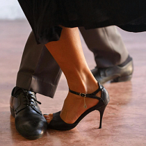 Deneese dance shoes 2025. Un proyecto de Br, ing e Identidad, Diseño gráfico, Diseño para Redes Sociales y Diseño Web de Mira Borisova - 23.05.2025
