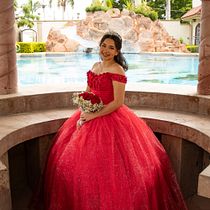 Anelisse XV Años. Photograph, Studio Photograph, Fashion Photograph, and Portrait Photograph project by Cynthia Chavez Flores - 05.23.2025