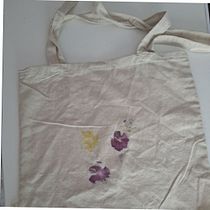 totebag de algodón con flores minimalista. Accessor, Design, Arts, Crafts, DIY, Fashion Design, Fiber Arts, Floral, Plant Design, Textile Design, Textile D, eing, and Textile Printing project by Sara García de la Rosa - 05.23.2025