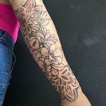 Botánico más geometríco . Un proyecto de Diseño de tatuajes, Ilustración tradicional e Ilustración botánica de Jenny Roldán García - 24.05.2025