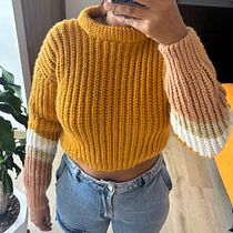 Hygge Sweater Amarillo. Un proyecto de Diseño de moda, DIY, Tejido, Crochet y Diseño textil de Andrea Díaz Calle - 24.05.2025