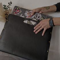 Funda para Laptop de cuero. Arts, Crafts, Design, Accessor, Design, and Sewing project by culto.clothing24 - 05.27.2025