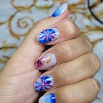 Uñas en colores fríos y flores secas. Decorative Painting, Floral, and Plant Design project by fast_nails_tu_estilo - 05.28.2025
