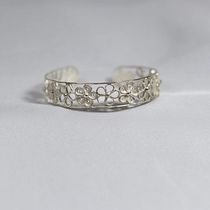 brazalete. Un projet de Création d'accessoires, Artisanat, St, lisme , et Design de bijoux de Marissella Elizabeth Fiestas Cobeñas - 28.05.2025
