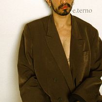 e.terno. Un projet de Photographie, Photographie de studio, Photographie de mode, Photographie de portrait , et Photographie numérique de Gabriel Maximiano - 29.05.2025