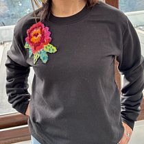 Flor en punto cruz. Embroider, DIY, Upc, cling, and Textile Design project by Karina Fuentes - 06.03.2025