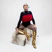 Viscocho Editorial - Misteriosa, ecléctica y pop. Art Direction, Fashion Photograph, and Portrait Photograph project by Carlo Inzunza - 06.05.2025