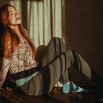 Ivanna en el altillo.. Un proyecto de Fotografía, Fotografía artística, Fotografía de retrato, Iluminación fotográfica y Fotografía en interiores de Alex Hnatiuk - 08.06.2025