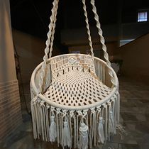Cadeira suspensa macrame. Un progetto di Design e creazione di mobili e Macramè di Leona Suarez - 10.06.2025