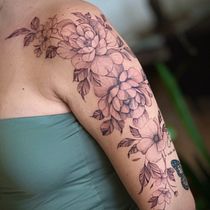 Floral  Ein Projekt aus dem Bereich Tattoodesign, Traditionelle Illustration und Botanische Illustration von madalena-lima - 12.06.2025