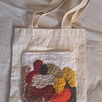 Ecobag de punch needle. Projekt z dziedziny Projektowanie dodatków, Craft,  Dekoracja wnętrz,  Haft,  Haft pętelkow, Wzornictwo tekst i liów użytkownika Letícia Ferrarezi Chiari - 15.06.2025