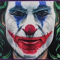 JOKER x Monsterinho23. Un progetto di Belle arti, Disegno a matita, Illustrazione tradizionale, Disegno, Disegno di ritratti, Disegno realistico, Disegno artistico e Disegno con matite colorate di Monsterinho Veintitrés - 17.06.2025