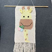 tapiz jirafa. Decoration, DIY, Fiber Arts, Crochet, Fashion Design, and Textile Design project by virmilanesio - 06.27.2025