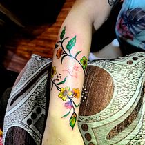 Enredadera de flores . Digital Drawing, Digital Illustration, Drawing, Traditional illustration, and Tattoo Design project by Cristian Roja Jiménez - 06.29.2025